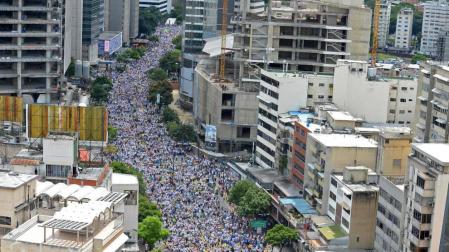 Miles de venezolanos secundan la "gran toma de Caracas"