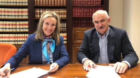 Izaskun Goñi y José Mª Aierdi, en la firma del acuerdo.