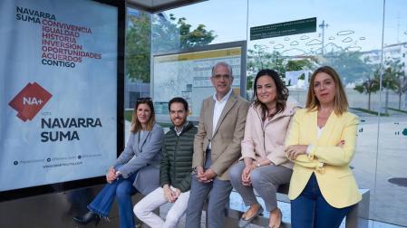 Los candidatos de Navarra Suma al Congreso y al Senado Ruth Goñi, Sergio Sayas, Alberto Catalán, Cristina Sanz y Amelia Salanueva en una parada de villavesa