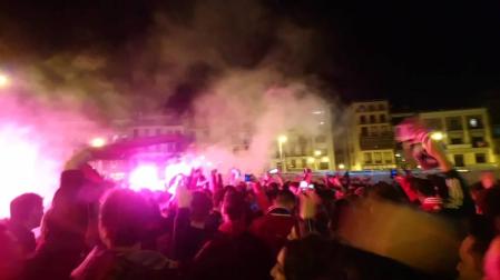 La afición y los jugadores de Osasuna celebran el ascenso a Primera División en la Plaza del Castillo de Pamplona.