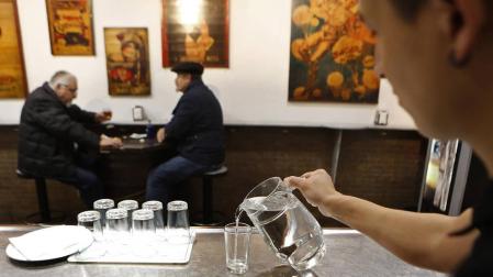Agua del grifo en el bares de Pamplona: de la cortesía a la obligación