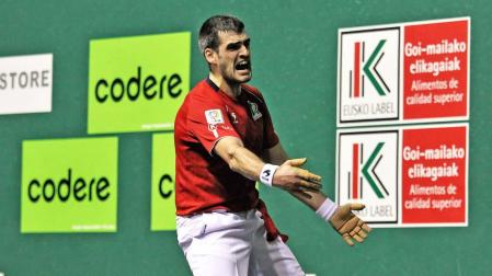 Joseba Ezkurdia se lamenta de un error en un partido.