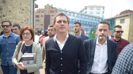 Rivera, entre insultos en el pueblo de Josu Ternera: "No nos callarán"