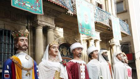 La festividad de San Saturnino ha arrancado con el desfile de Gigantes y Cabezudos