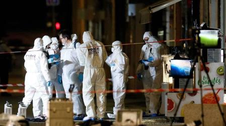 Agentes de la policía forense francesa inspeccionan el lugar de la explosión en Lyon.