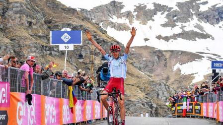 El ruso Zakarin priva al navarro Mikel Nieve del triunfo en el Giro