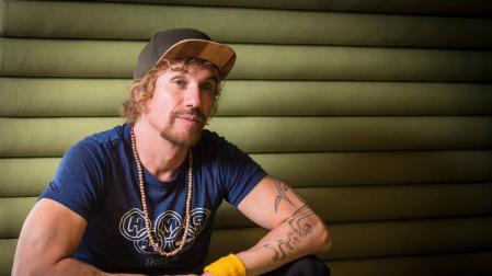 Macaco: "Tenemos que tocarnos más, sentirnos más, olernos más, mirarnos más a los ojos"