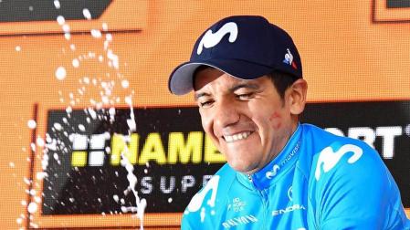Richard Carapaz celebra su victoria y su liderato en el podio.