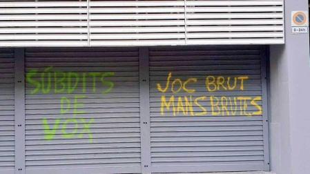 Pintadas en la sede central del PSC en Barcelona.