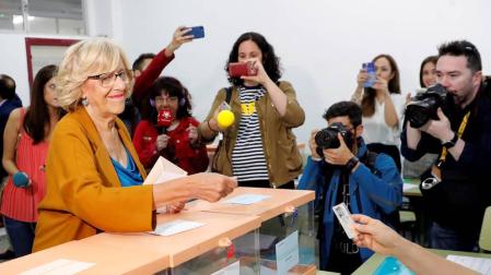 La alcaldesa de Madrid y aspirante a la reelección de Más Madrid, Manuela Carmena, ha ejercido su derecho al voto