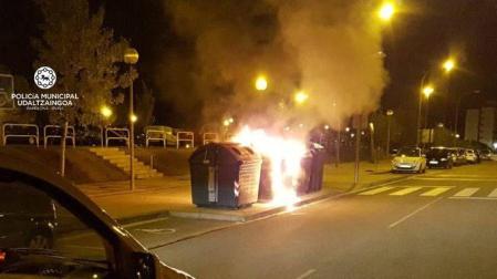 Arden varios contenedores en distintas calles de la Milagrosa