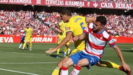 El Cádiz evita el ascenso matemática del Granada pero no da el título a Osasuna