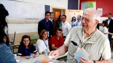 El cabeza de lista del PSOE al Parlamento Europeo, Josep Borrell, ejerciendo su derecho al voto