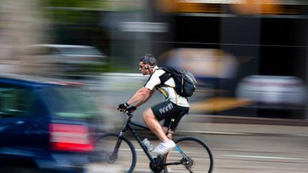Diez ciclistas han sido denunciados en Pamplona por circular con auriculares