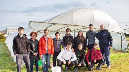 Estudiantes de la UPNA cultivan hortalizas para el comedor social París 365