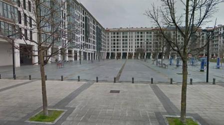Un policía nacional auxilia a un ciudadano con una parada cardíaca en Pamplona