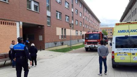 Bomberos, policias municipales y una ambulancia, en el lugar del incendio en Buztintxuri.
