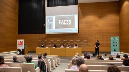 Jabier Landa (Mural Neuronal- Landarte), Txema Lacunza (Ópera de Cámara Navarra) y Miguel PG e Itsaso A. Cano de Performing Arts, en una ponencia en Civican.