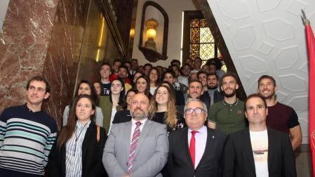 El delegado del Gobierno en Navarra, José Luis Arasti, ha recibido a los equipos masculino y femenino de Osasuna.