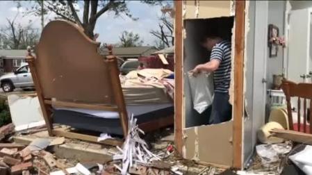 El centro de Estados Unidos sufre la destrucción provocada por una oleada de tornados