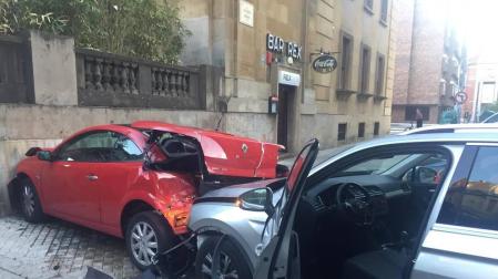 Un coche ha chocado contra otro vehículo que se encontraba aparcado y se han estampado contra la pared de una de las terrazas del Monumento a los Caídos de Pamplona