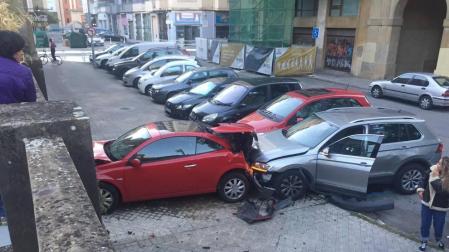 Espectacular accidente con dos coches empotrados contra el muro del bar Rex