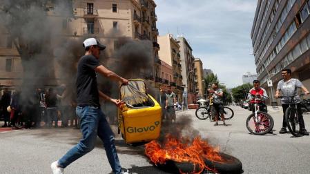 La muerte de un trabajador de Glovo pone en el punto de mira a las plataformas de reparto