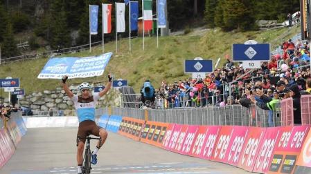 Peters gana la 17ª etapa, Carapaz refuerza el 'rosa' y Landa se acerca al podio