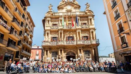 Asistentes a la marcha, en la Plaza Consistorial.
