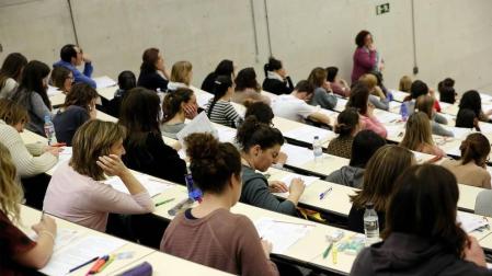 Miles de personas se han dado cita este sábado en la UPNA para realizar la OPE de Enfermería.