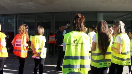 La Biblioteca de Navarra ha acogido un simulacro de atención sanitaria de urgencia tras un asalto terrorista con rehenes en el interior del edificio.