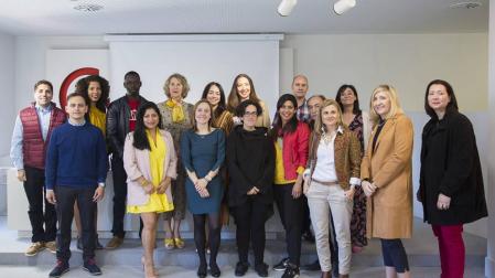Emprendedores y mentores participantes en el programa Entryway junto con representantes del Servicio Navarro de Empleo y Eva Fontecha, responsable del proyecto de la Cámara de Comercio de Navarra.