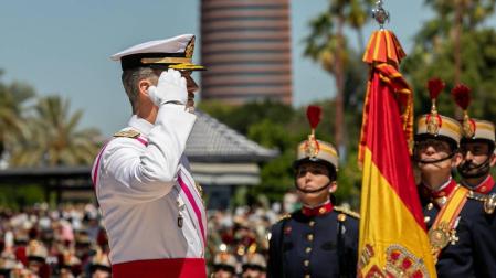 Los reyes presiden en Sevilla un desfile de las Fuerzas Armadas multitudinario