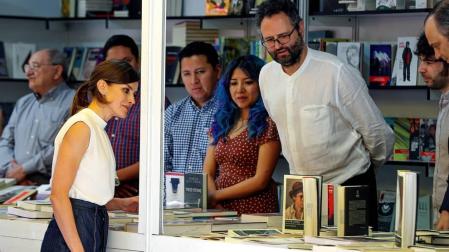 La Reina se interesa por Murakami y Kundera en la Feria del Libro de Madrid