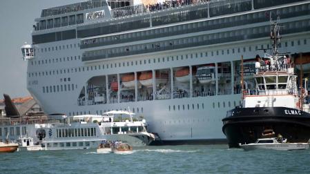 Un crucero choca con un barco turístico en Venecia sin dejar heridos graves