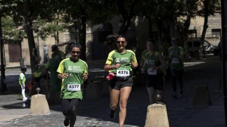 La capital navarra acogió este domingo, 2 de junio, la marcha en la que participaron alrededor de 4.000 personas, según los datos de la organización