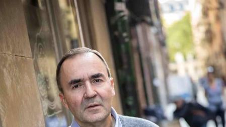 Gómez Martínez se adentra en el 'domestic noir' con 'Sangre negra'