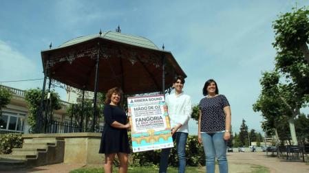 Silvia Cepas, Mario Cornago y Aitziber Imizcoz, con el cartel del festival en el paseo del Prado.
