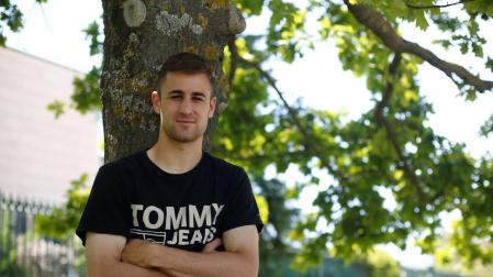 Iván Martínez 'Barbero', delantero de Osasuna Promesas posa apoyado en un árbol del parque Ilargui Enea, junto a Oberena.