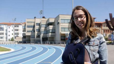 Leyre de la Rúa, con el brazo lesionado, en las pistas de Larrabide. La atleta navarra estará cuatro meses fuera de las competiciones.
