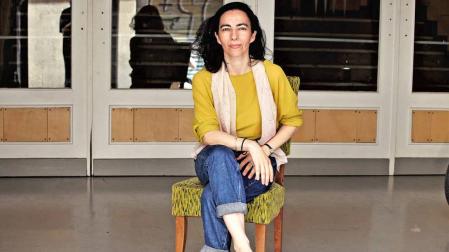 Estitxu Arroyo, sentada este martes en el porche de la Escuela Navarra de Teatro.