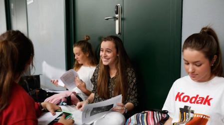 Unas alumnas repasan entre exámenes en los pasillos de la UPNA.