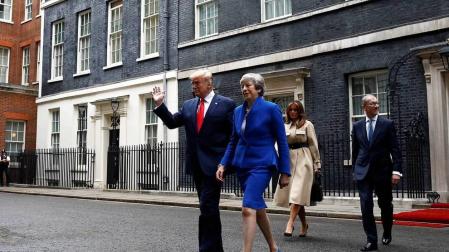 Trump y Theresa May salen del 10 de Downing Street acompañados de sus cónyuges.
