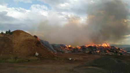 Controlado un incendio en la planta de reciclaje de Viana