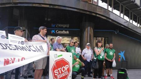 Concentración de la PAH en la puerta de Caixabank en Pamplona.