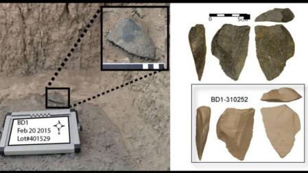 Imagen de la gran piedra verde afilada que se ha encontrado en un yacimiento de Etiopía y que puede ser el "cuchillo" más antiguo del mundo.