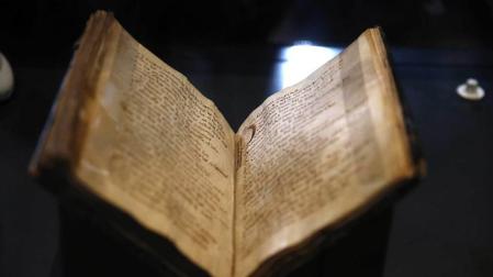 El Códice del Cantar del Mío Cid, estrella de la exposición "Dos españoles en la historia: el Cid y Ramón Menéndez Pidal".