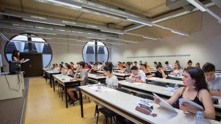 Una profesora da instrucciones en el inicio de las pruebas.