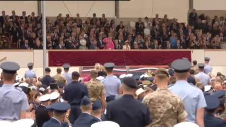 Trump asiste junto a la reina Isabel II a las celebraciones del 75 aniversario del desembarco de Normandía