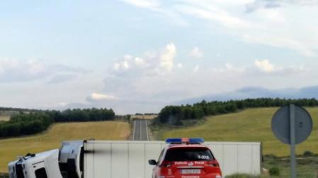 Un accidente de camión obliga a cortar durante más de 12 horas la NA666 en Sesma